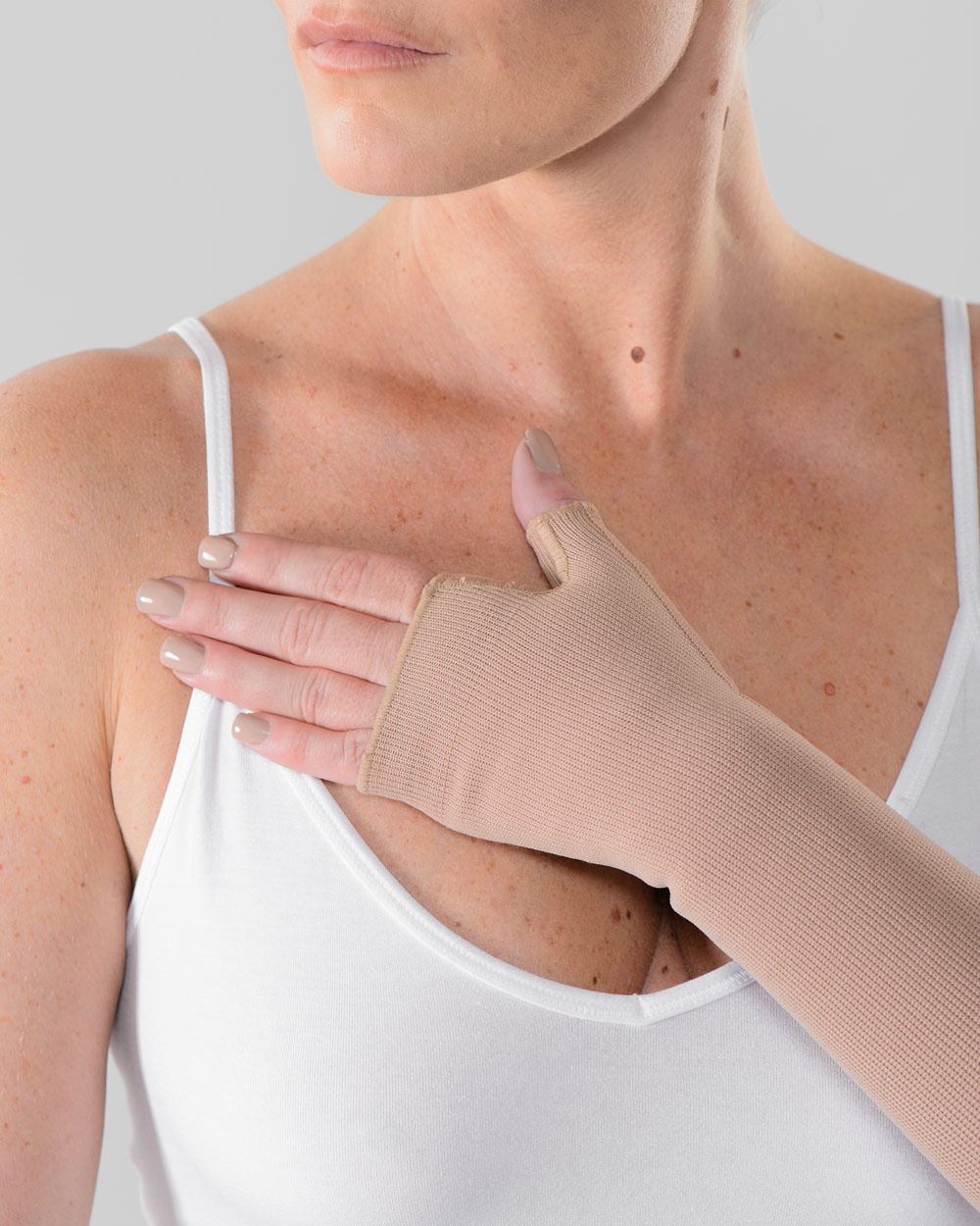 https://www.medismedical.com/wp-content/uploads/2023/04/Arm-sleeve-with-Mitten.jpg
